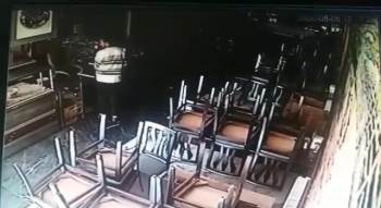 Çalışanların Dalgınlığından İstifade Ederek Kebapçıyı Soydu
