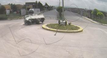 Cam Yüklü Kamyonet Dönüş Yaparken Böyle Devrildi
