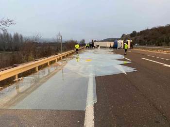 Cam Yüklü Tır Devrildi; 1 Yaralı
