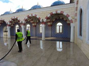 Cami Çevresi Ve Duraklarda Bayram Temizliği
