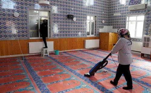 Camilerde Ramazan temizliği