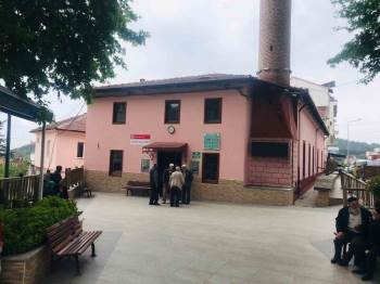 Caminin Sadaka Kutusunu Çaldılar
