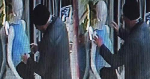 Cansız mankene yaptıkları olay oldu: Dakikalarca sevip...