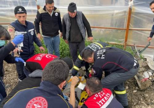 Çapa makinesine sıkışan adam hastaneye kaldırıldı