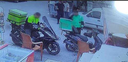 Çarpışan iki kurye otomobile çarptı, arkasına bile bakmadan gitti