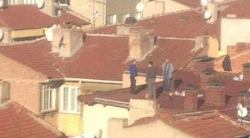 Çatıda işlerini bırakıp saygı duruşuna geçtiler
