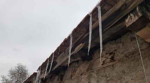 Çatılarda oluşan buz sarkıtlarına dikkat
