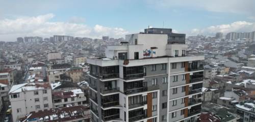 Çatıya düşen yıldırım park halindeki araca zarar verdi: 1 yaralı