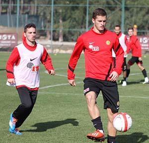 Causic imzayı attı