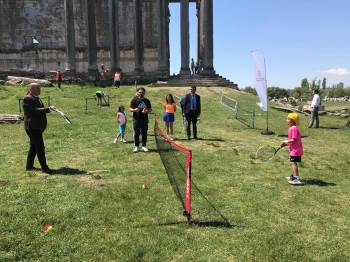 Çavdarhisar Aizanoi Antik Kenti’Nde Sokak Tenisi Turnuvası
