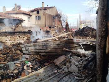 Çavdarhisar’Daki Yangında 3 Ev Ve Bir Samanlık Yandı
