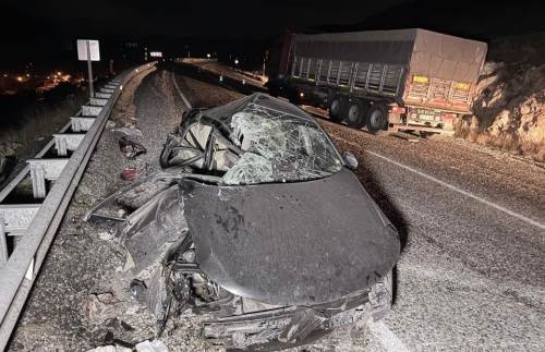 Çay’da korkunç kaza: Otomobil bariyerleri aşıp tıra çarptı, 4 yaralı