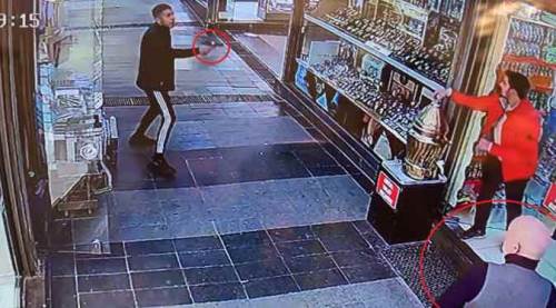 Çaycı çay vermeyi unutunca, silahlar patladı!