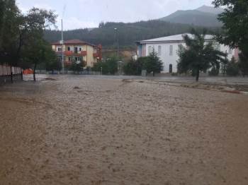 Çayda Şiddetli Yağmur Ve Dolu Hayatı Olumsuz Etkiledi
