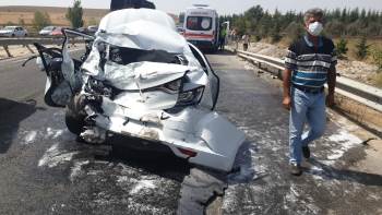 Çekici Otomobile Çarptı: 3 Yaralı
