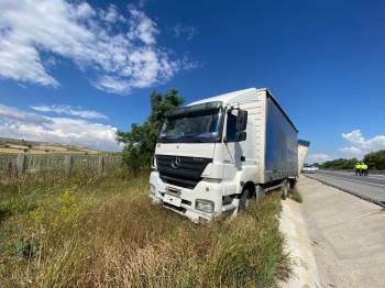 Çekici Yoldan Çıktı, 1 Yaralı
