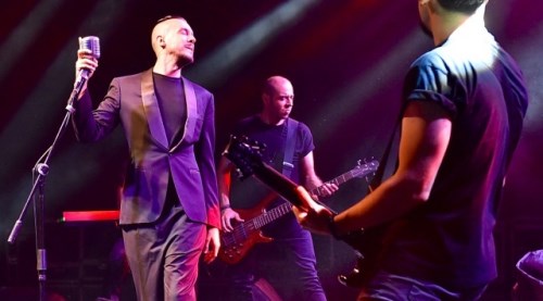 Cem Adrian konserinde ilginç olay! Salonu terk ettiler