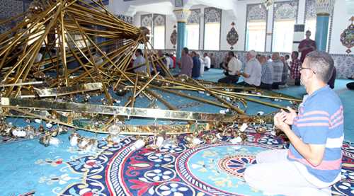 Cemaatin üstüne avize düştü: 10 yaralı