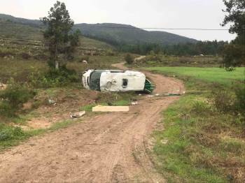 Cenaze Aracı Şarampole Devrildi, Sürücü Yaralandı
