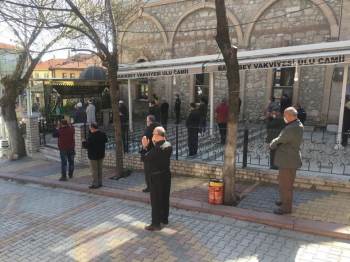 Cenaze Namazlarında Sosyal Mesafe
