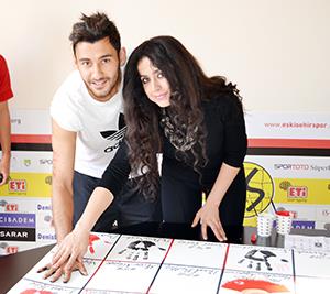 Cennete uzanan eller 