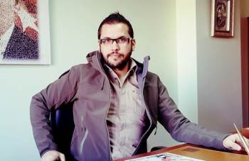 Cep Telefonlarını Belirli Aralıklarla Islak Mendille Silin
