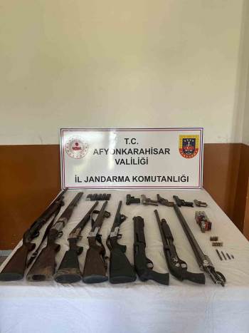 Cephaneliğe Yetecek Kadar Ruhsatsız Silahla Yakalandı
