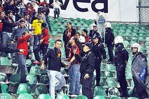 Çevik kuvvet tribüne girdi