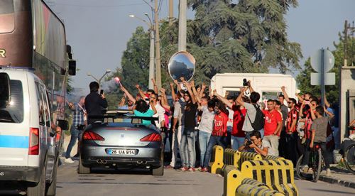 Cezalı taraftardan konvoylu destek