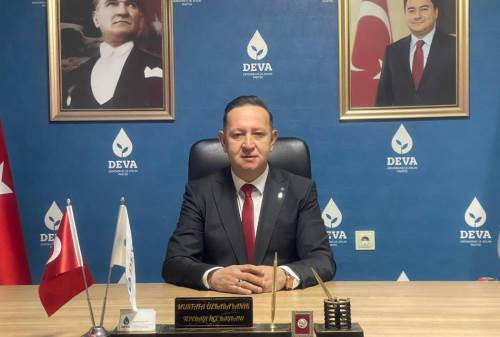 CHP’den ayrılan başkanların ardından Özkarayanık’tan Dökmeci'ye destek mesajı
