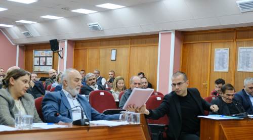 CHP’li Emre Genç AK Partili Mehmet Kepez’e CHP’nin Parti Programı’nı hediye etti