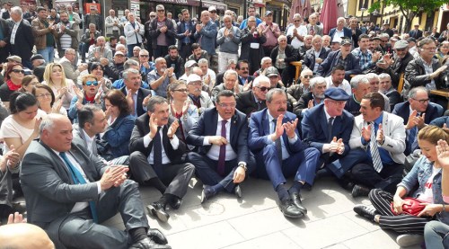 CHP'liler Eskişehir'de 16 Nisan referandumunu protesto etti