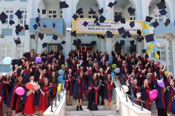 Çiçeği Burnunda Gazeteciler Mezun Oldu
