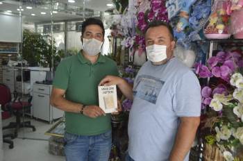 Çiçek Alanlara Şiir Kitabı Hediye Ediyor
