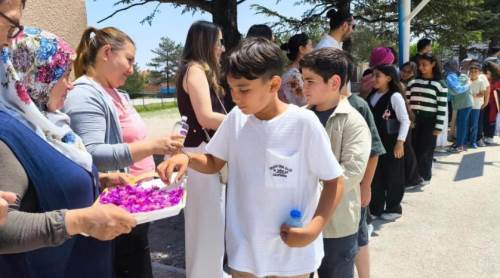 Çifteler’de bayram sevinci sınıflara taşındı