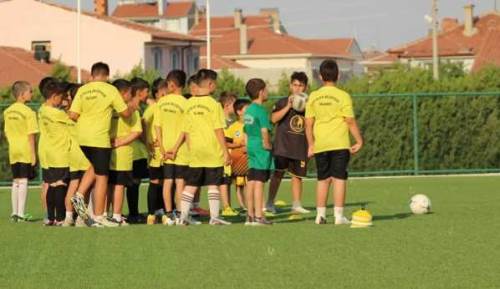 Çifteler’de çocuklar sahaya indi
