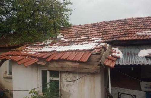 Çifteler’de sağanak yağış ev çatısını bu hale getirdi!