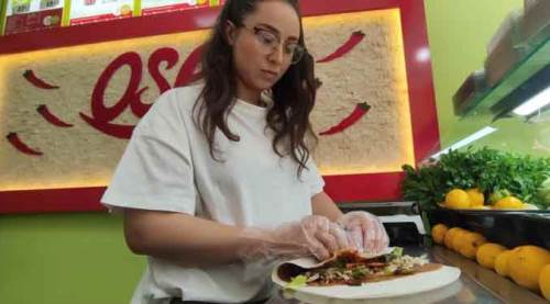 Çiğ köftecide onu gören şaşırıyor