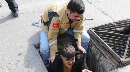 Çığlık sesleri geliyordu, rögar kapağını açınca şoke oldular!