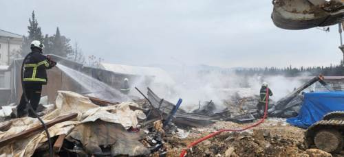 Çıkan yangın sonucu üç konteyner küle döndü