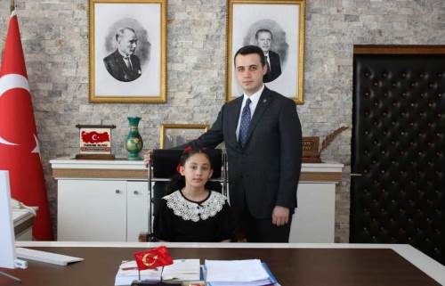 Çilimli'de kaymakamlık koltuğu minik Zümra’ya emanet