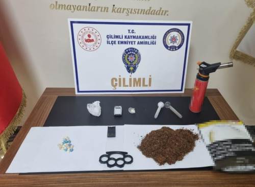 Çilimli’de polis çevirmesinde uyuşturucu ve muşta ele geçirildi