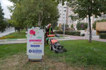 Çim Biçme Çalışmaları Devam Ediyor
