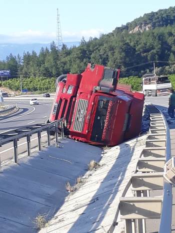 Çimento Yüklü Kamyon Devrildi
