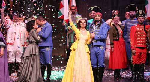 Çingene Baron ayakta alkışlandı