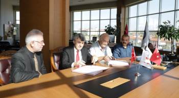 Çini Sanatçısı Üstünkaya, Çalışmalarını Dpü’De Sürdürecek
