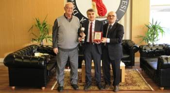 Çini Sanatçısı Üstünkaya’Dan Rektör Uysal’A Ziyaret
