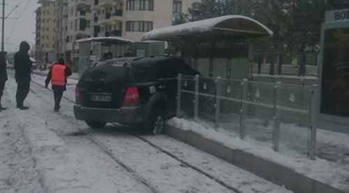 Cip tramvay durağına daldı: 1 yaralı