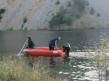 Çocuğunu Kurtarmaya Çalışan Anne Ve Kızı Gölette Kayboldu
