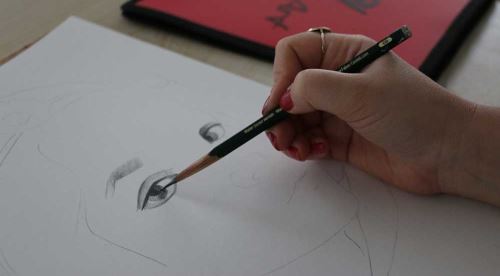 Çocuğunuz resim çizerken bunu yapıyorsa dikkat